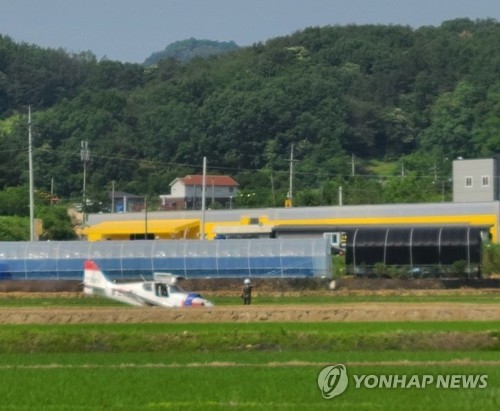 청주 논에 불시착한 공사 훈련기