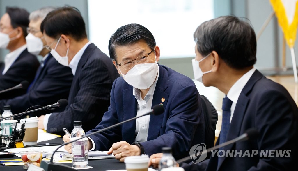 대화 나누는 은성수 금융위원장