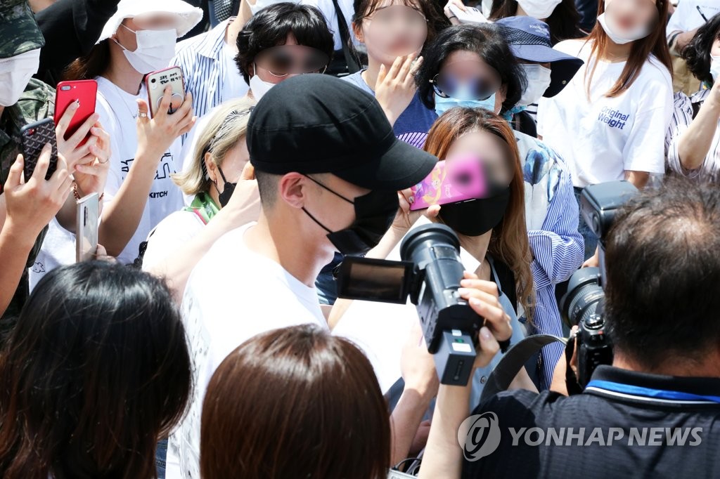 Singer Roy Kim enters boot camp Singer Roy Kim enters boot camp
