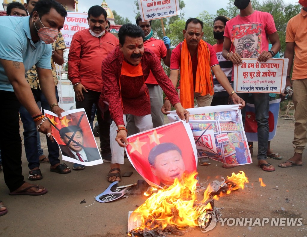 국경 유혈 충돌에 항의하며 시진핑 사진 불태우는 인도 시위대[EPA=연합뉴스 자료사진] 