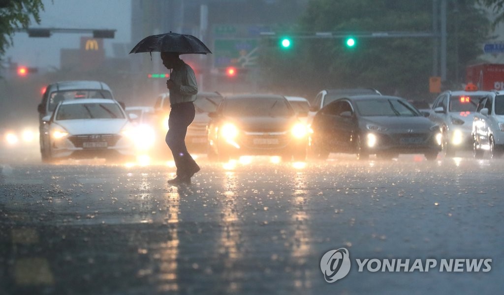 Heavy rains pound a street in Seogwipo city, south of Jeju island, on June 24, 2020. (Yonhap)