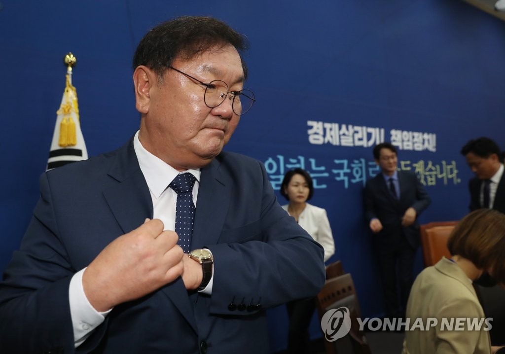어두운 표정으로