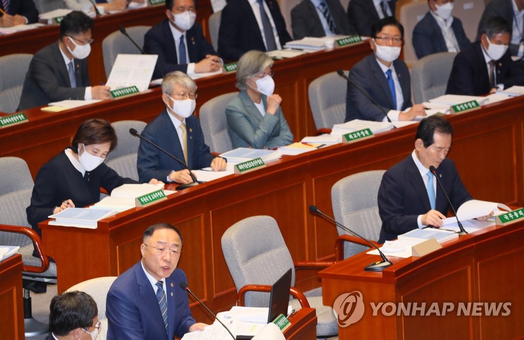3차추경안 질의 답변하는 홍남기 경제부총리