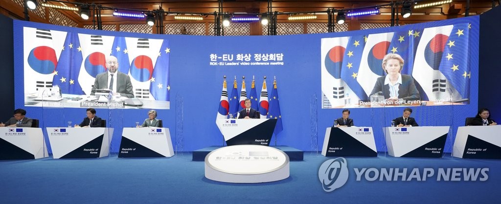 Le président Moon Jae-in prend la parole durant un sommet en ligne avec le président du Conseil européen, Charles Michel, et la présidente de la Commission européenne, Ursula von der Leyen, à Cheong Wa Dae, le mardi 30 juin 2020.