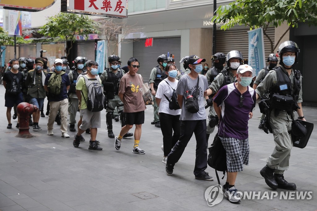 줄줄이 연행되는 홍콩 시위 참가자들