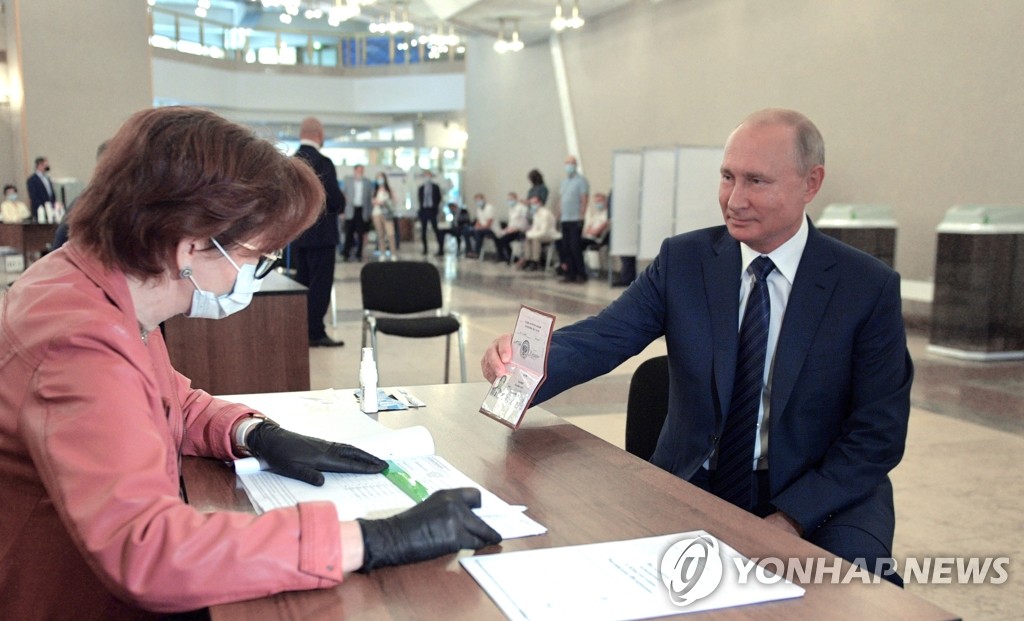 투표소에서 여권 제시하는 푸틴 러시아 대통령