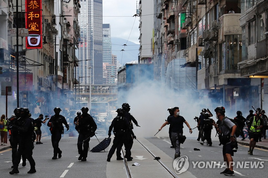 시위 군중에 최루가스 살포하는 홍콩 경찰