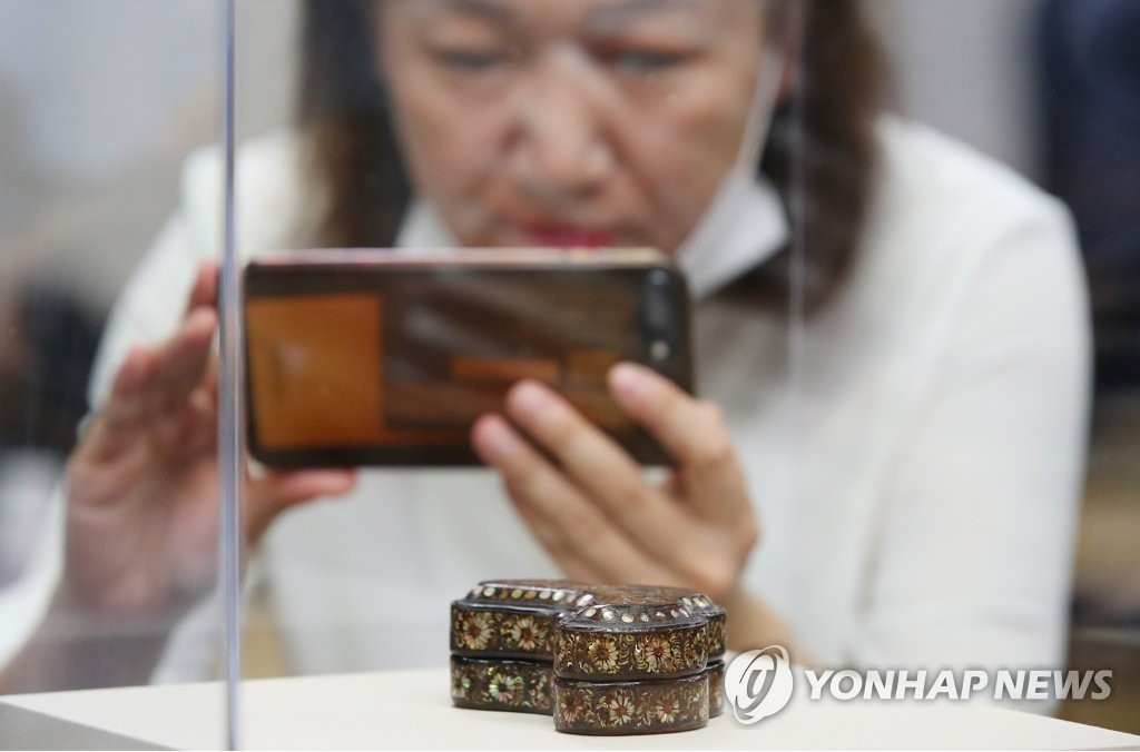 영롱한 자태 뽐내는 나전국화넝쿨무늬합