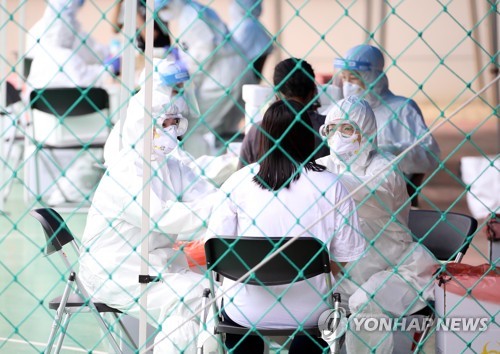 코로나19 검사받는 학생들