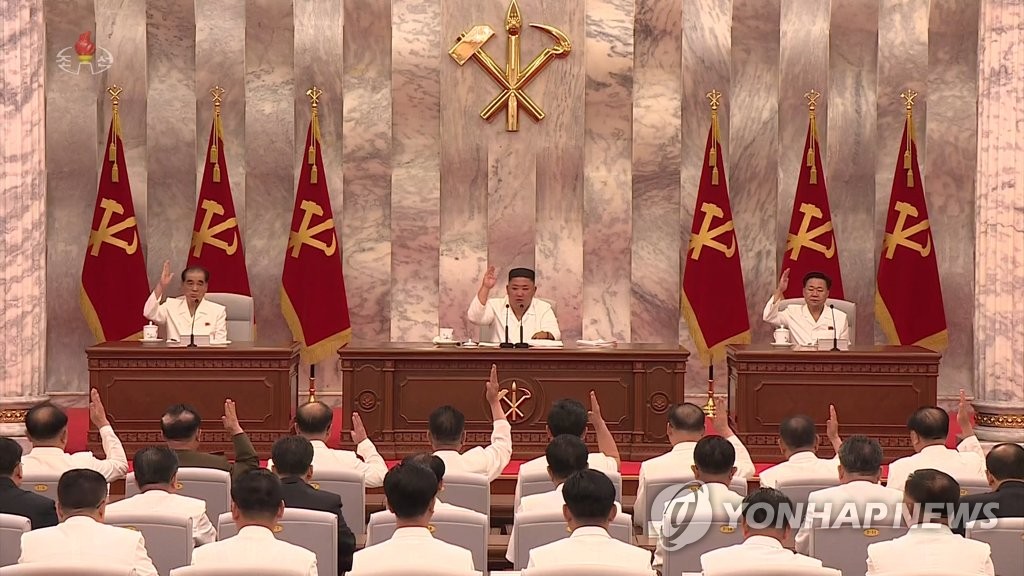 거수로 의결하는 북한 김정은 위원장과 당 중앙위 간부들