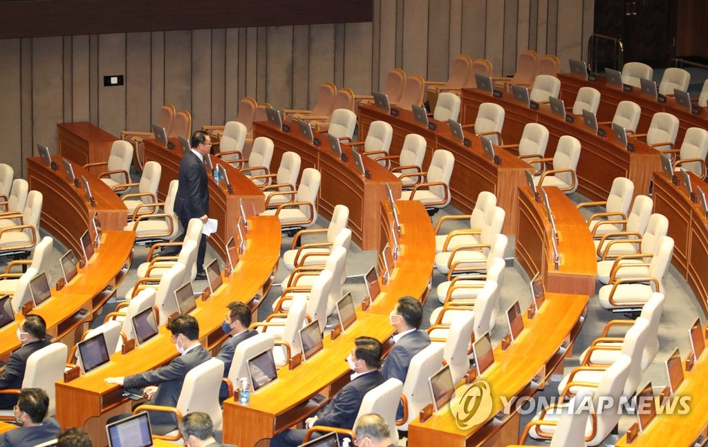퇴장하는 통합당 이종배 정책위의장