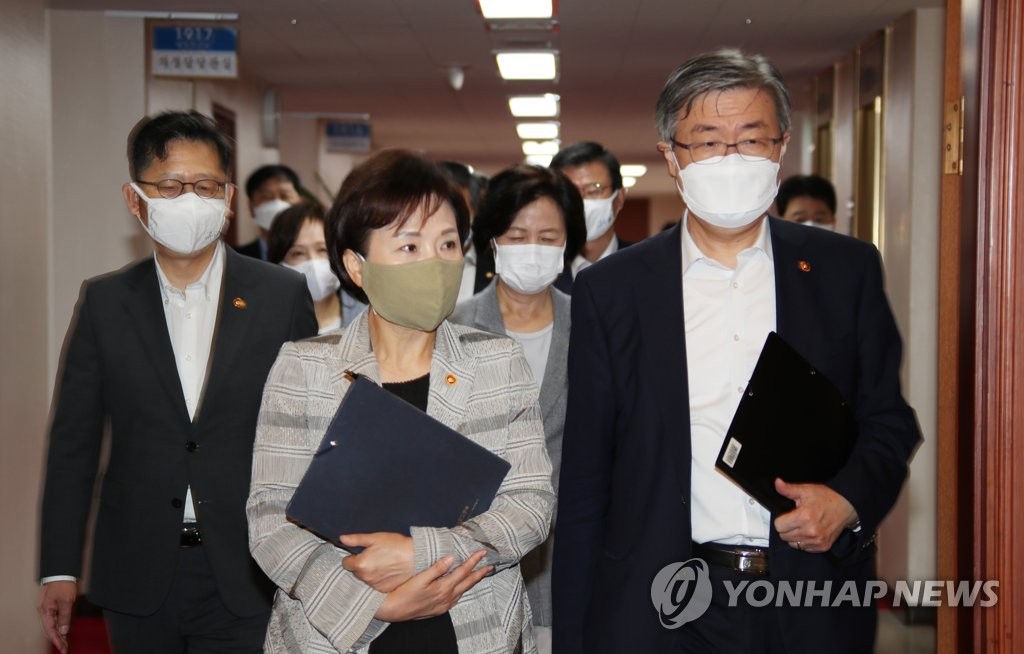 임시국무회의 참석하는 김현미 장관
