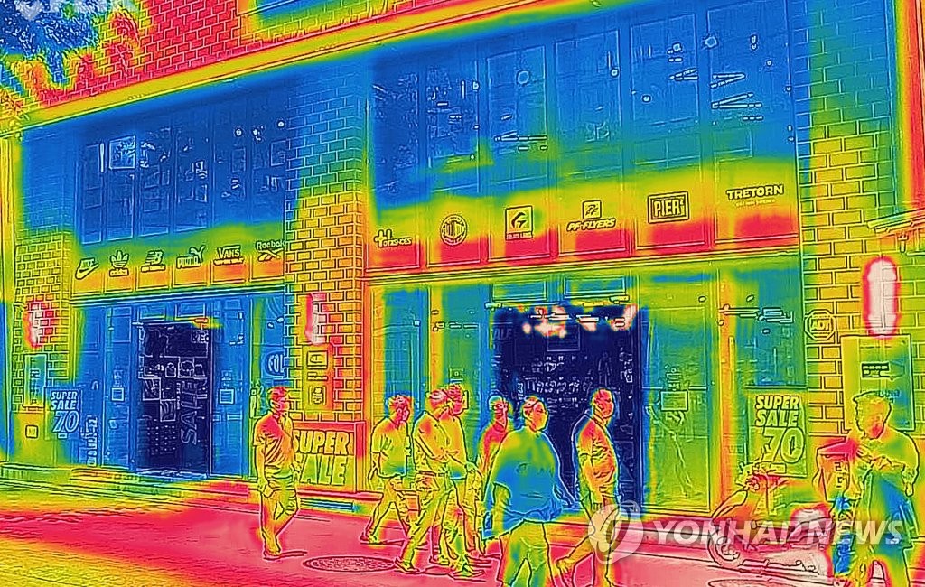 문밖으로 퍼져나가는 냉기