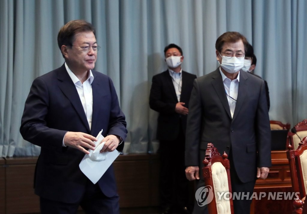 수석·보좌관회의 참석하는 문 대통령