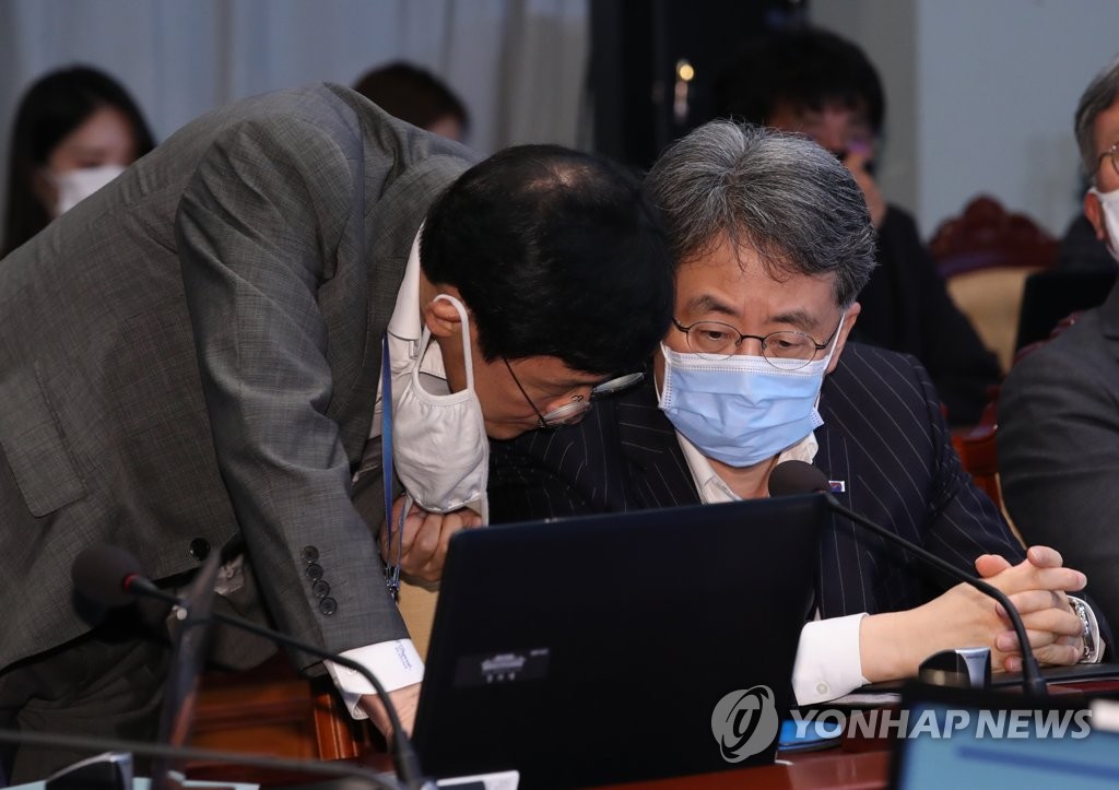 대화 나누는 이호승 수석과 김현종 2차장