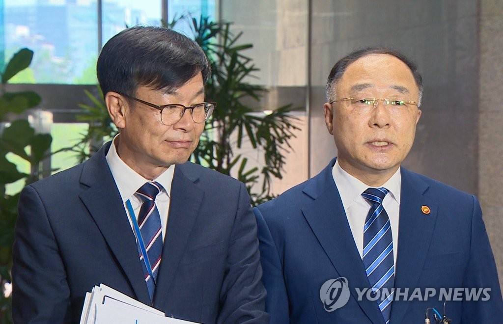 더불어민주당 찾아온 홍남기 김상조