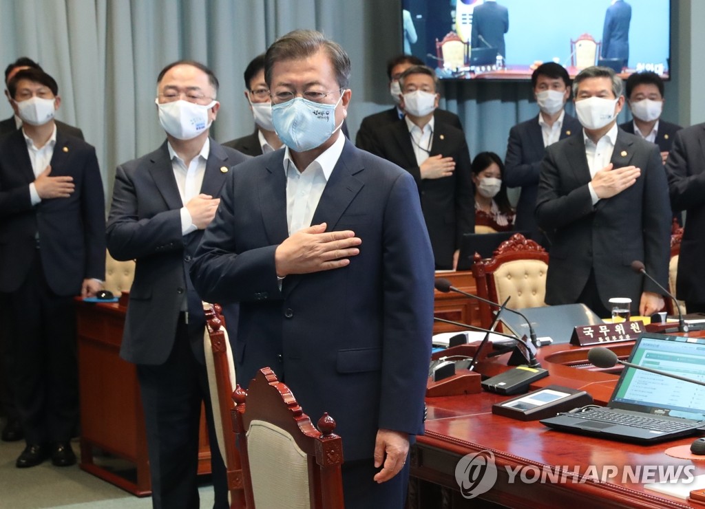 국기에 경례하는 문 대통령