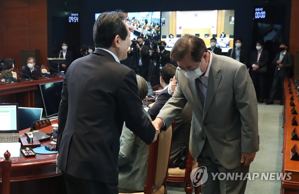 정세균 총리에게 인사하는 서훈 국가안보실장