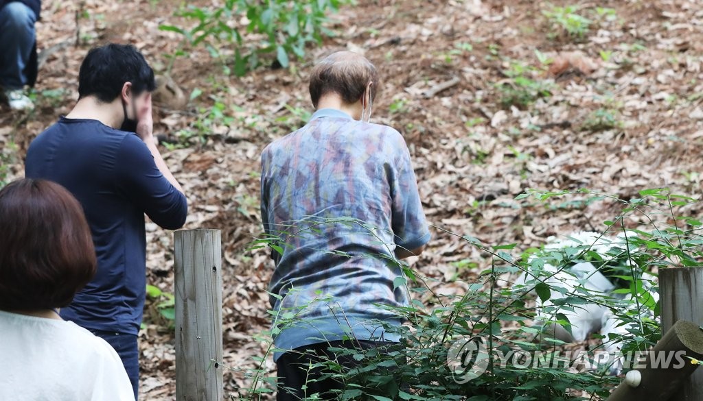 헌화하는 화성 실종 초등생 유가족
