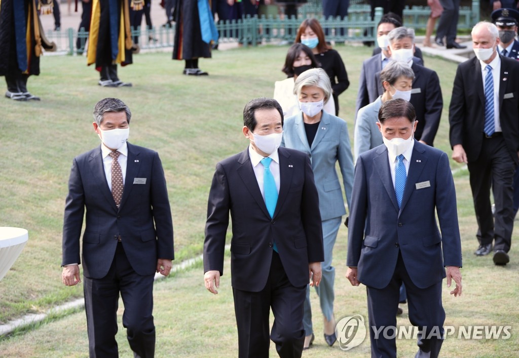 '평화의 패' 수여식 참석하는 정세균 총리
