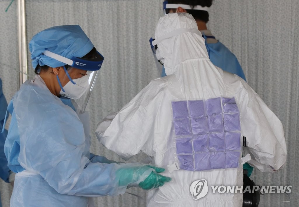 얼음조끼 착용하고 선별진료소 근무