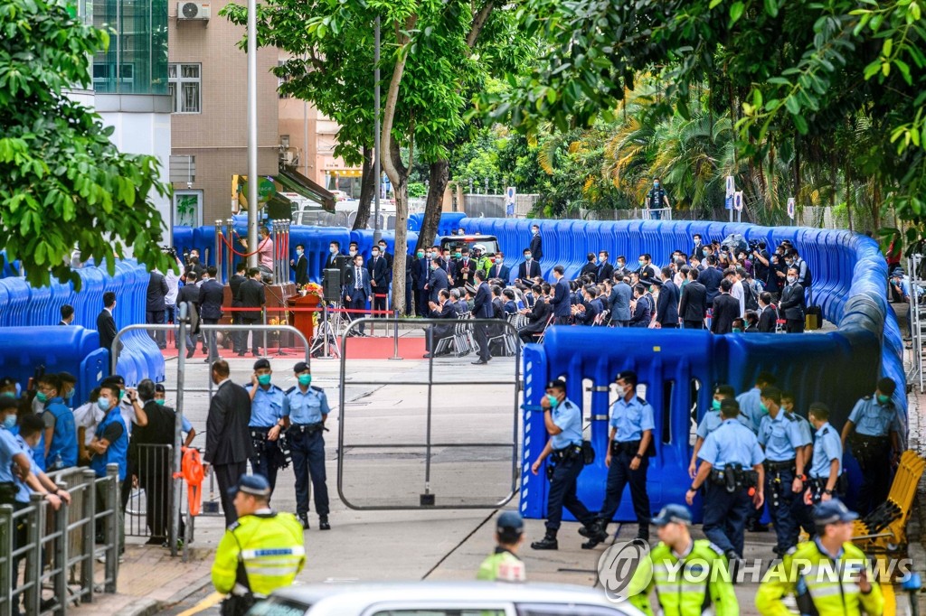 홍콩 '국가안보공서' 현판식장 둘러싼 장벽