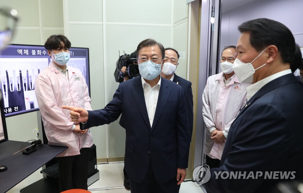 불화수소 협력 공정 시찰하는 문 대통령
