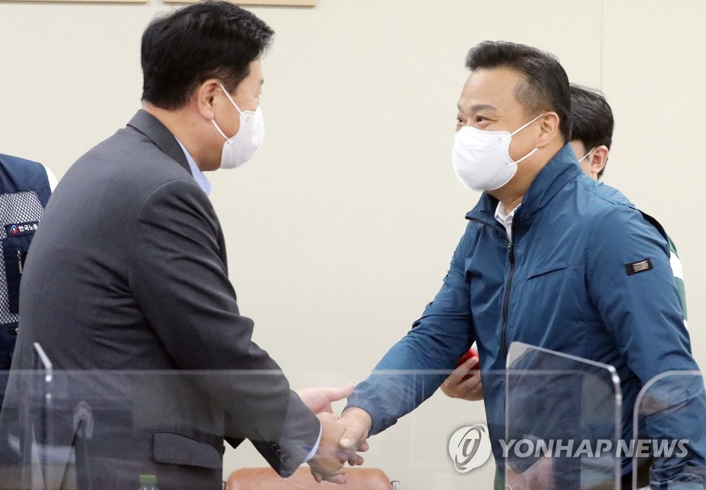 인사하는 사용자와 근로자