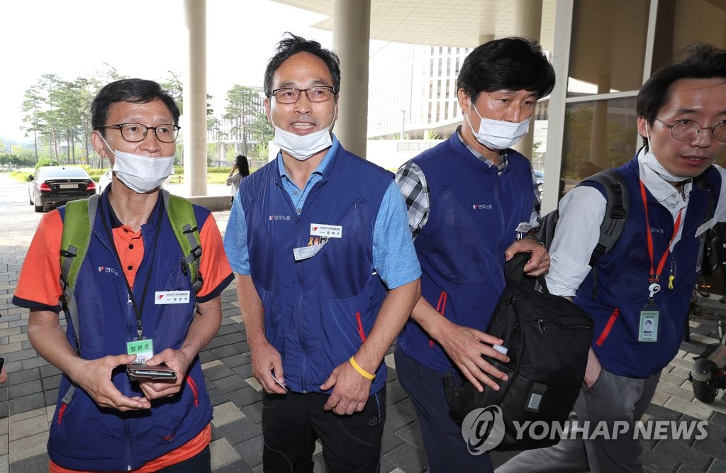 청사 나서는 민주노총 근로자 위원들