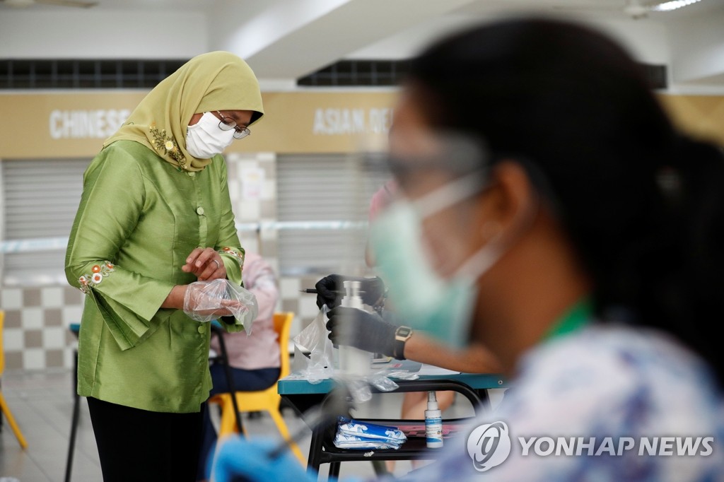비닐 장갑 끼고 총선 투표하는 싱가포르 대통령