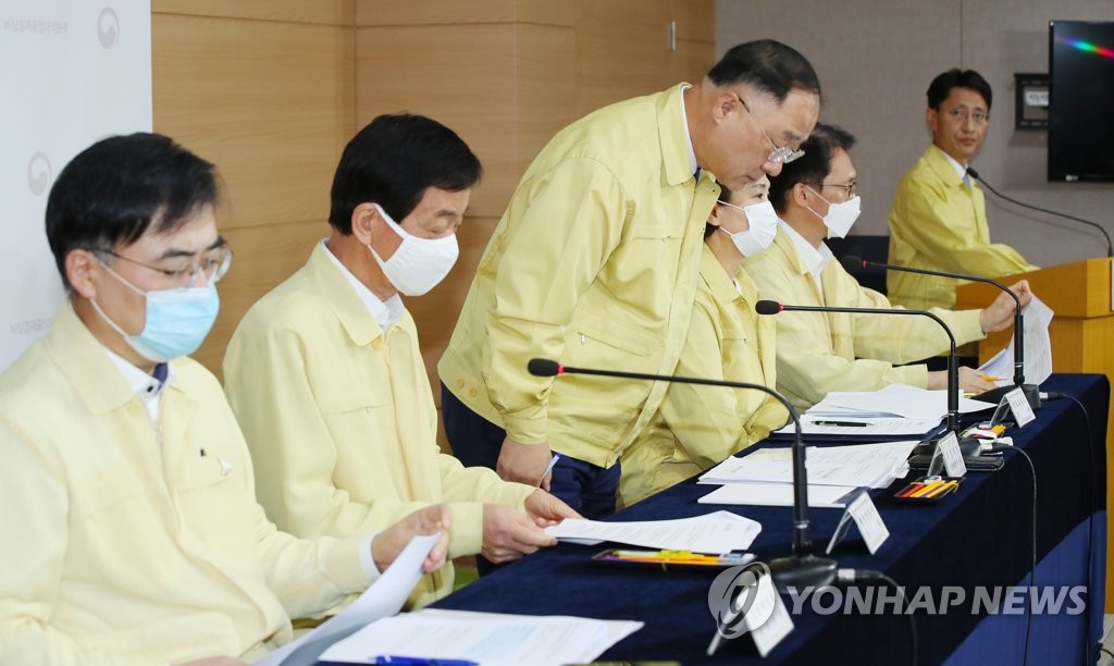 인사하는 홍남기 부총리