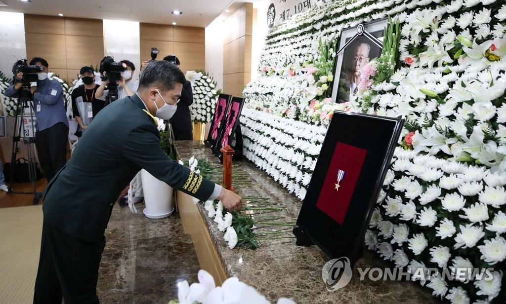 고 백선엽 장군 빈소 찾아 헌화하는 서욱 육군참모총장