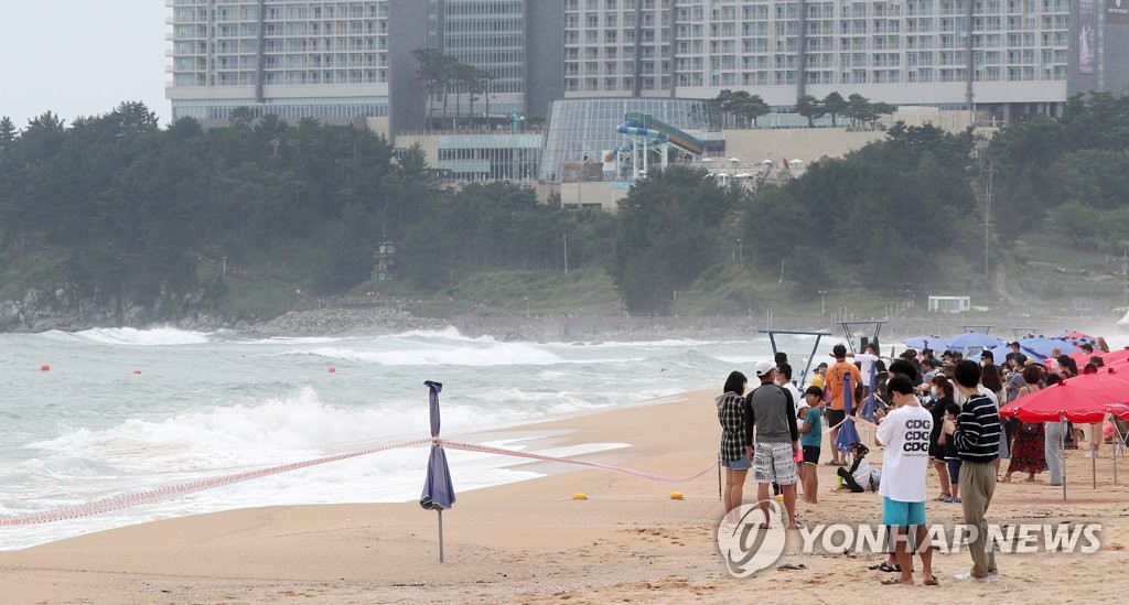 Swimming banned at Sokcho Beach Swimming banned at Sokcho Beach