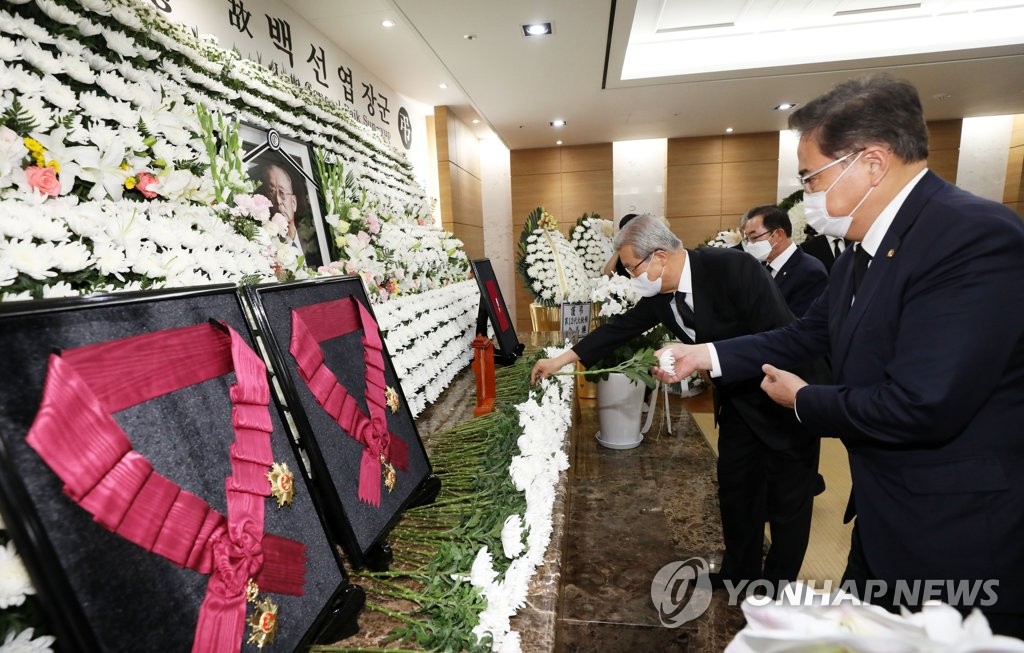 고 백선엽 장군 빈소 조문하는 김종인