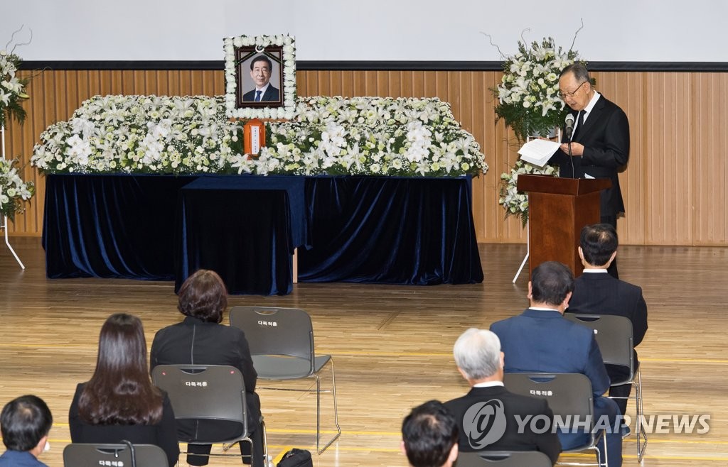 조사 하는 백낙청 서울대 교수