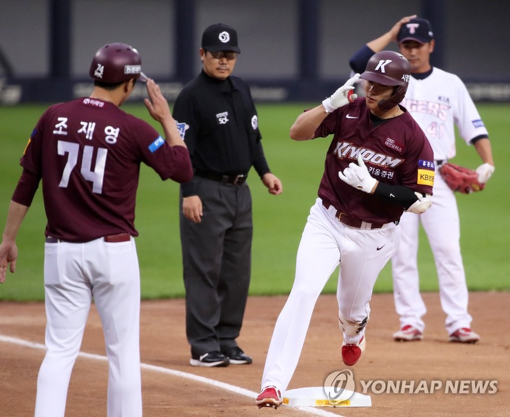 Kim Ha-seong's homer salute Kim Ha-seong's homer salute