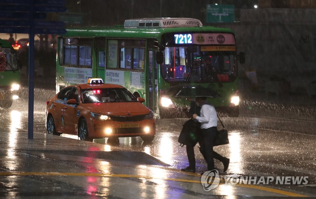 Seoul citizens head home amid downpour Seoul citizens head home amid downpour