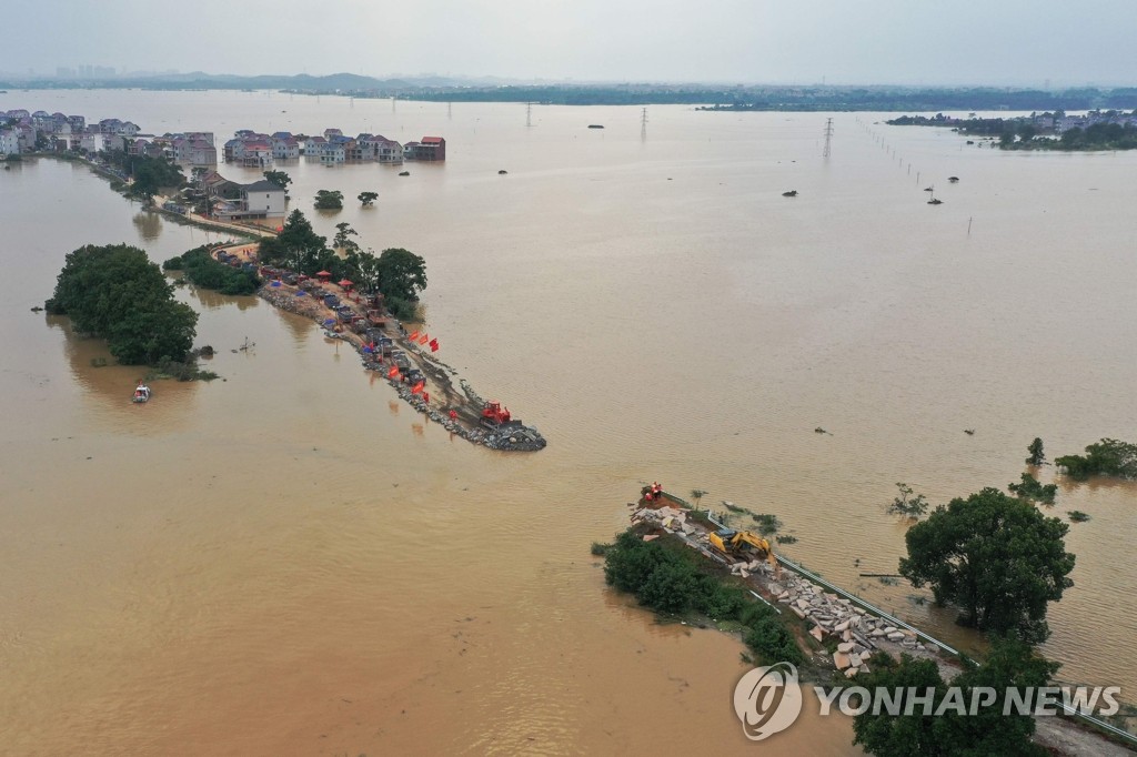 폭우에 무너진 중국 장시성 하천 댐