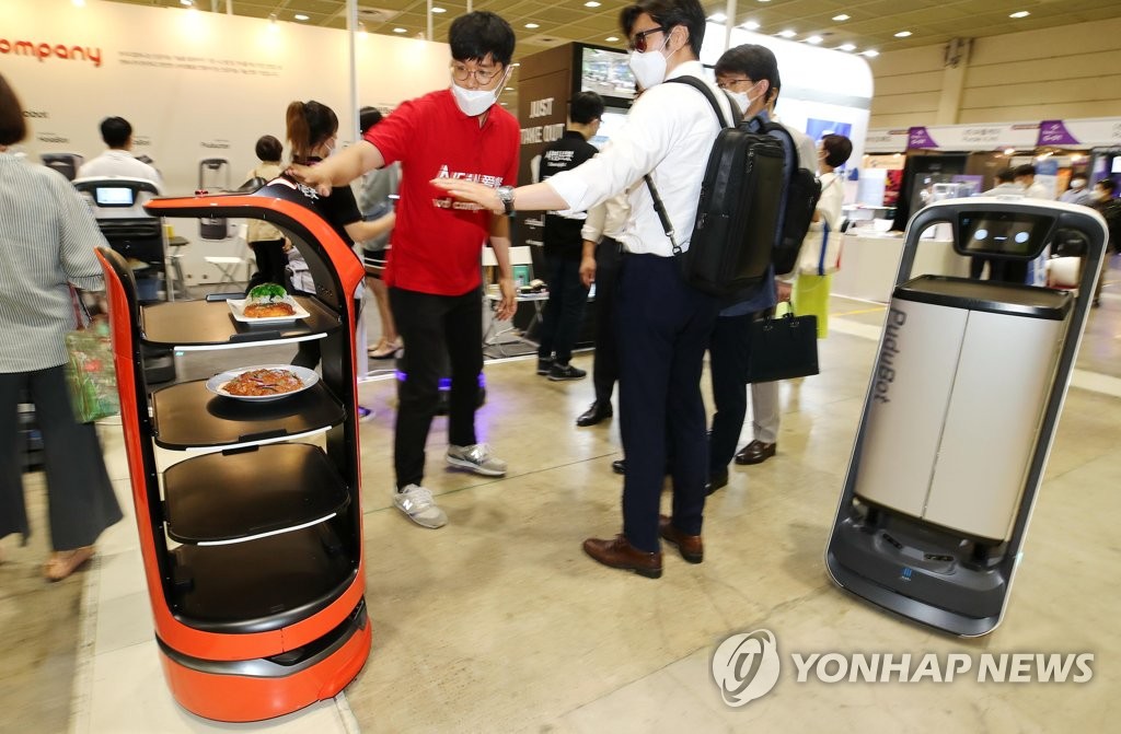 '코로나가 앞당긴 서비스 로봇 붐'