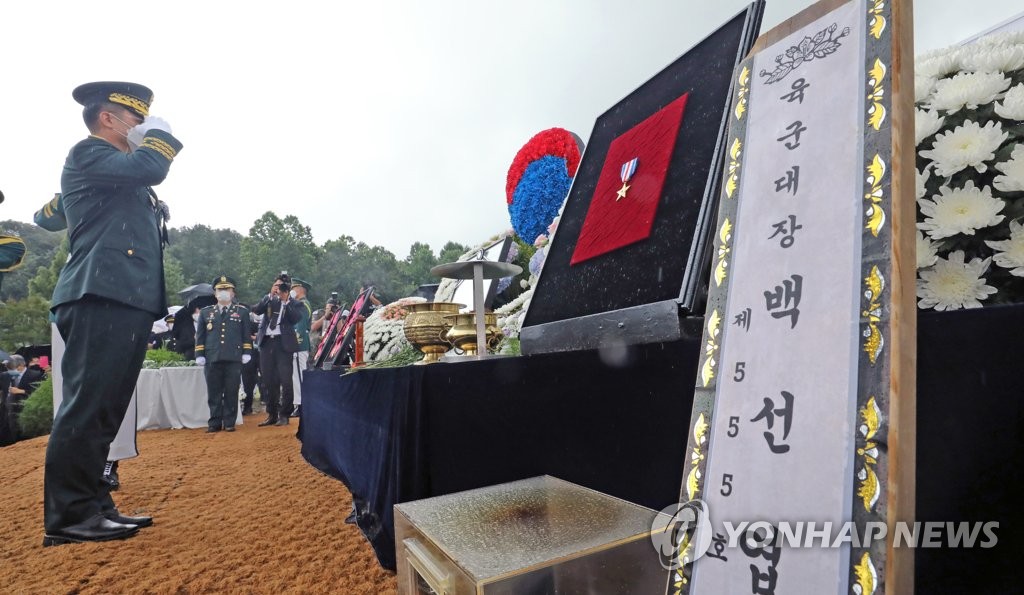 고 백선엽 장군에게 경례하는 서욱 육군참모총장
