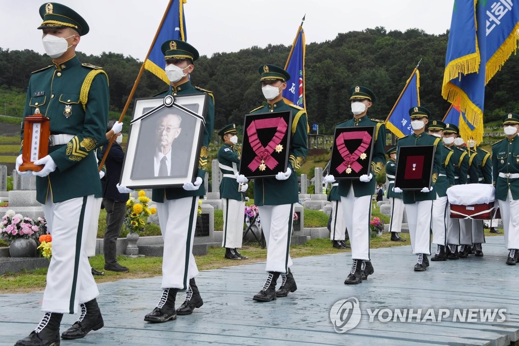 A ceremony to bury the late Korean War hero Paik Sun-yup takes place at the National Cemetery in Daejeon, 164 kilometers south of Seoul, on July 15, 2020. Paik, South Korea's first four-star general and most renowned war hero, died on July 10 at age 99. He is credited for leading key battles during the 1950-53 war and contributing to the modernization of South Korea's armed forces. (Yonhap)