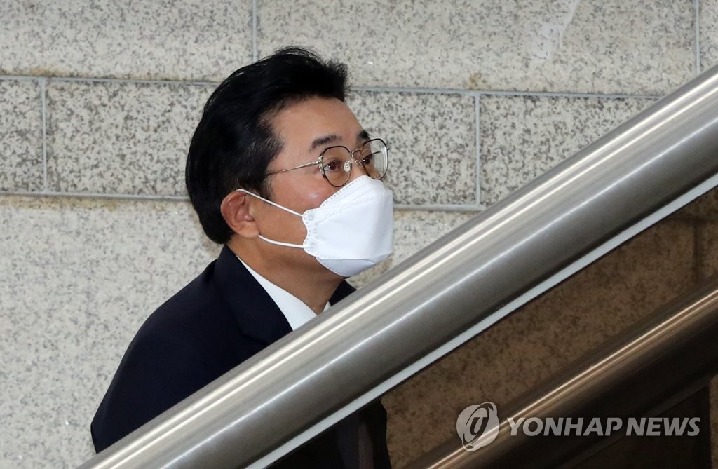 법원 출석하는 전병헌 전 의원