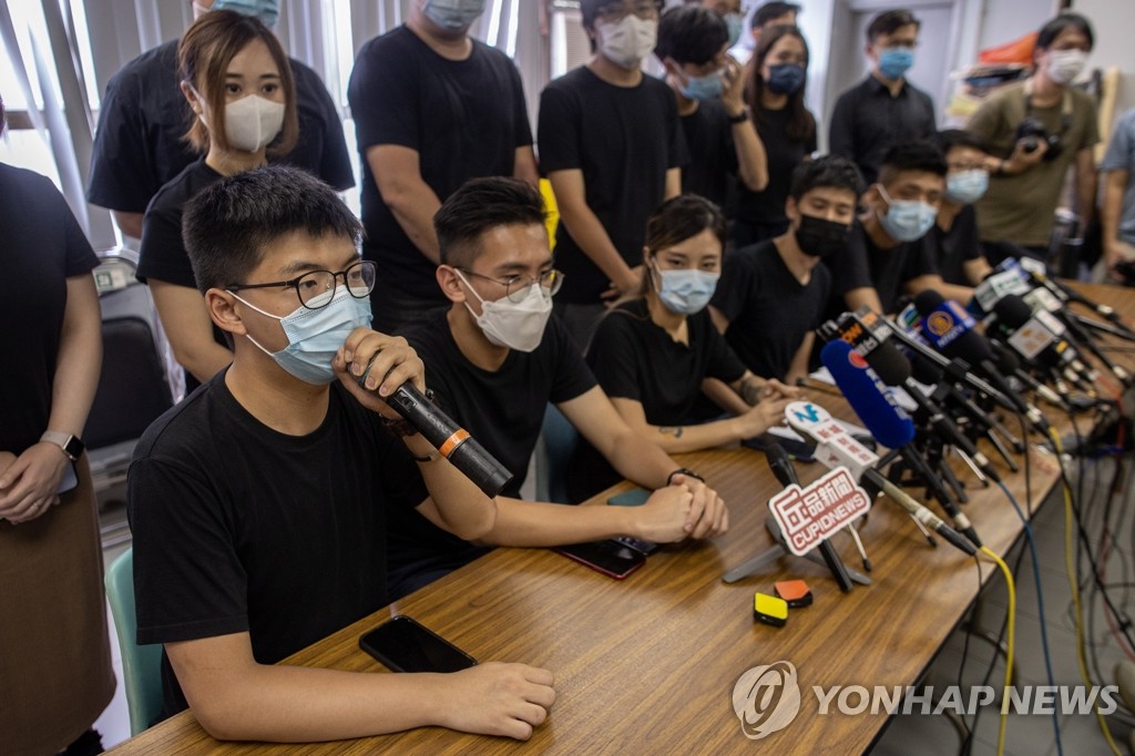 기자회견하는 조슈아 웡과 홍콩 야권 예비선거 당선자들