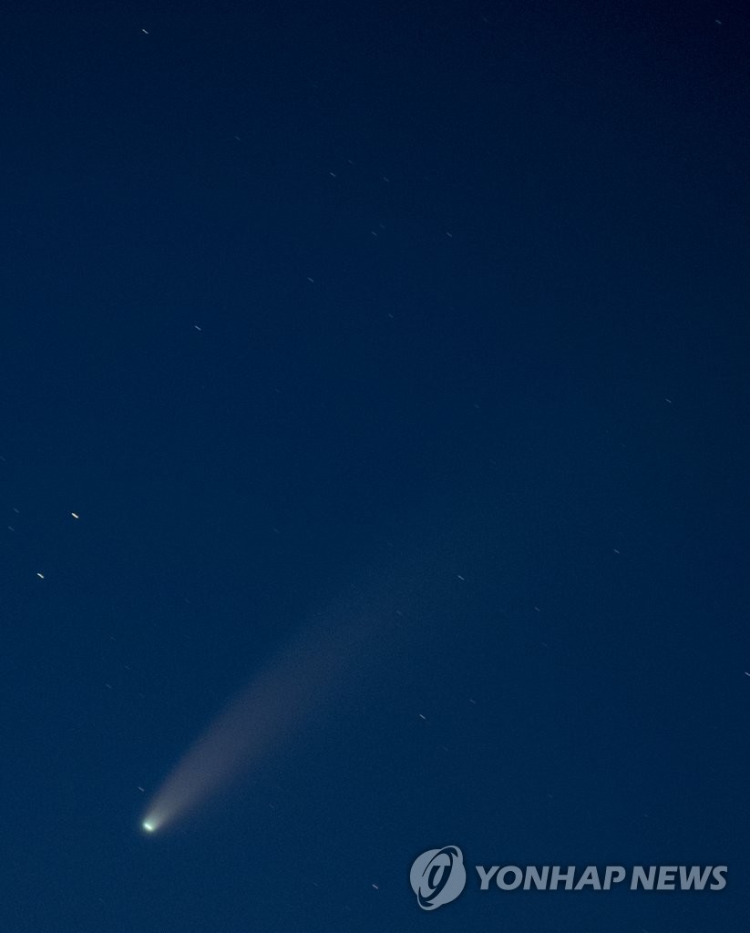 긴꼬리 날리며 접근하는 니오와이즈 혜성