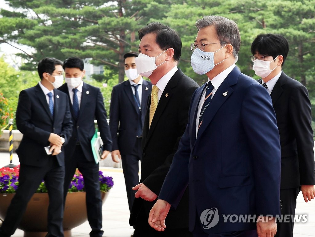 개원식장으로 향하는 문재인 대통령
