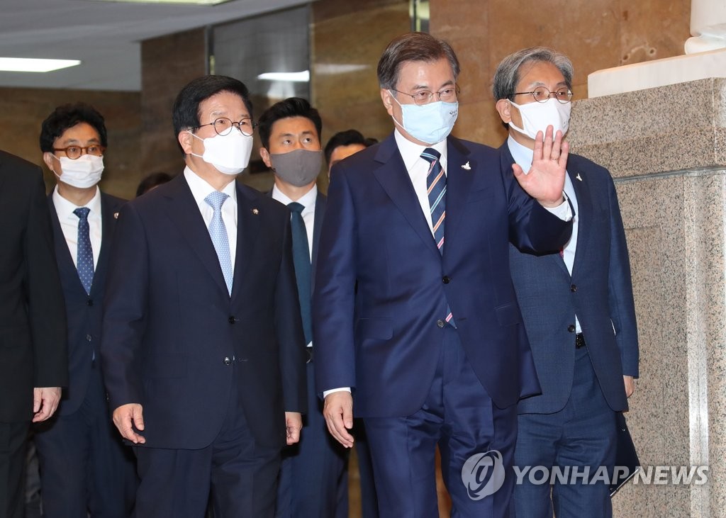 박병석 의장 배웅 받는 문 대통령