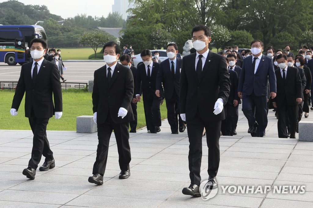 National Assembly Speaker Rep. Park Byeong-seug (C) and lawmakers pay their respects at the National Cemetery in Seoul on July 17, 2020, to mark Constitution Day. (Yonhap)