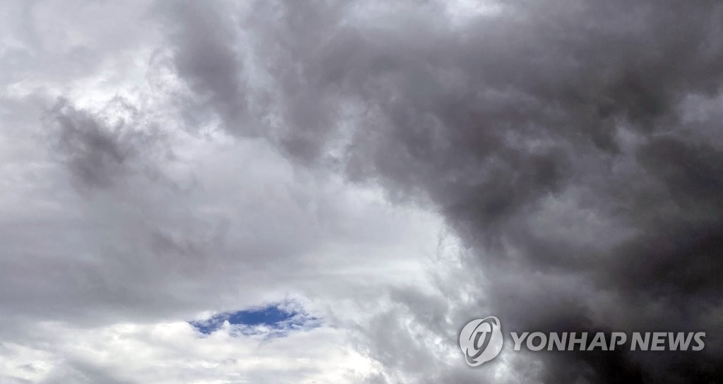 흐린 경남의 하늘