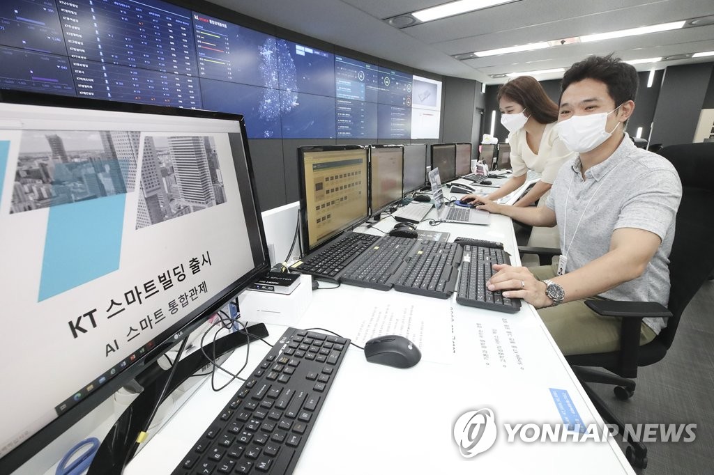KT estate Inc. employees check its smart building monitoring system at the company's office in Seongnam, south of Seoul, in this photo provided by KT Corp. on July 28, 2020. (PHOTO NOT FOR SALE)(Yonhap)