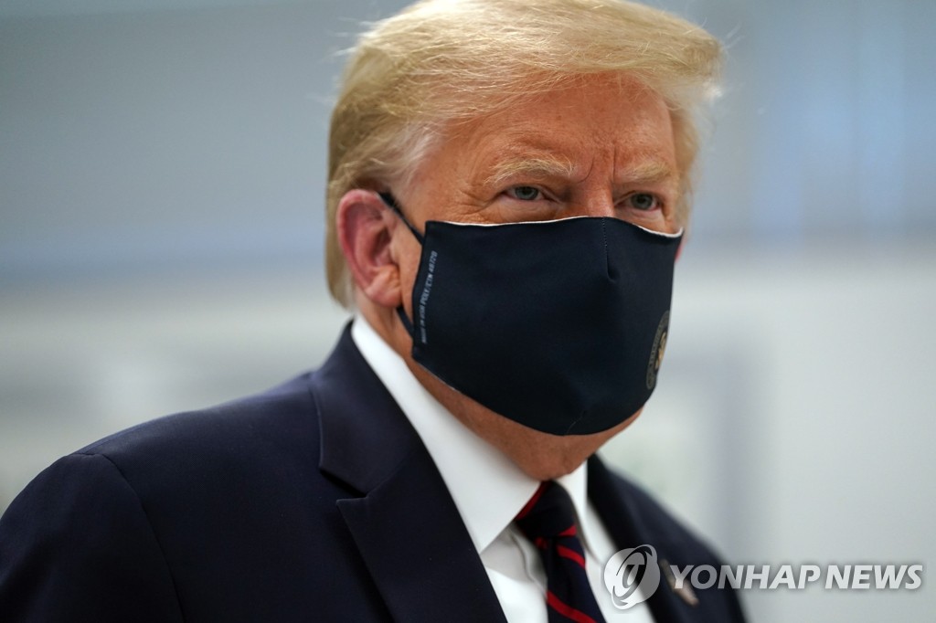 마스크 쓴 트럼프 대통령